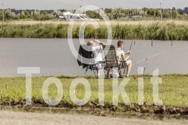 vissers langs de waterkant