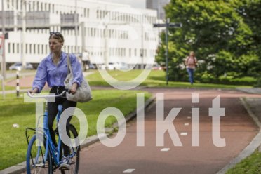 fietser op fietspad in de stad