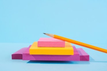 Afbeelding van gekleurd papier en een potlood. 
