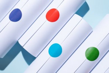 Afbeelding van opgerolde papieren met gekleurde stickers. 